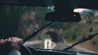 Starker Regen auf einem Auto